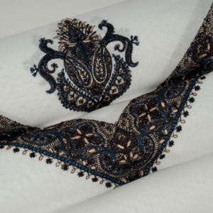 غترة الفارس المطرزة بلون أوف وايت بتطريز أسود وأزرق بترولي تصميم سعودي فاخر